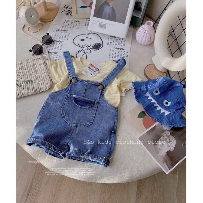 Set yếm jeans kèm áo thun sọc và mũ cho bé