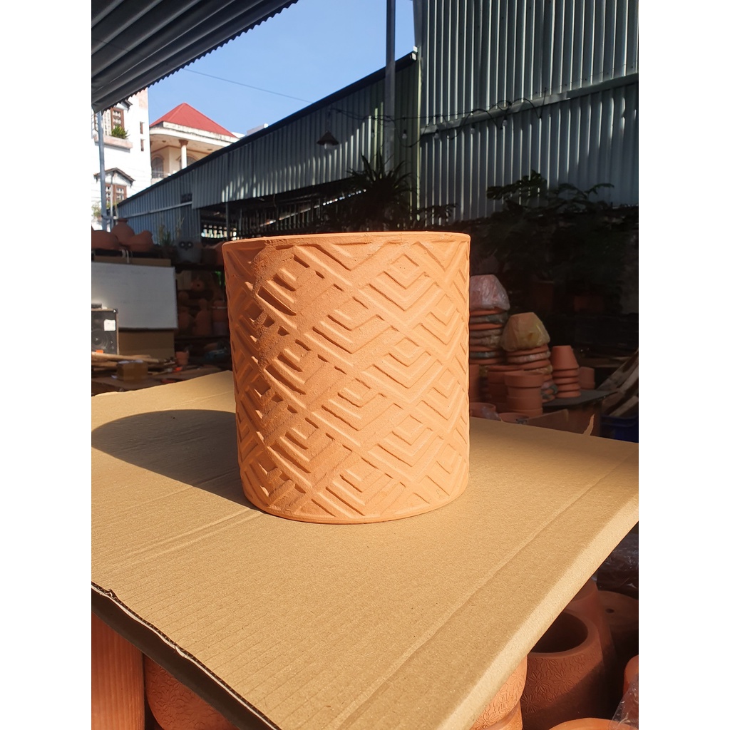 Chậu trụ hoa văn Hình Thoi _ Châu đất nung trồng cây size 19cm _ Gôm Sứ Sân Vườn