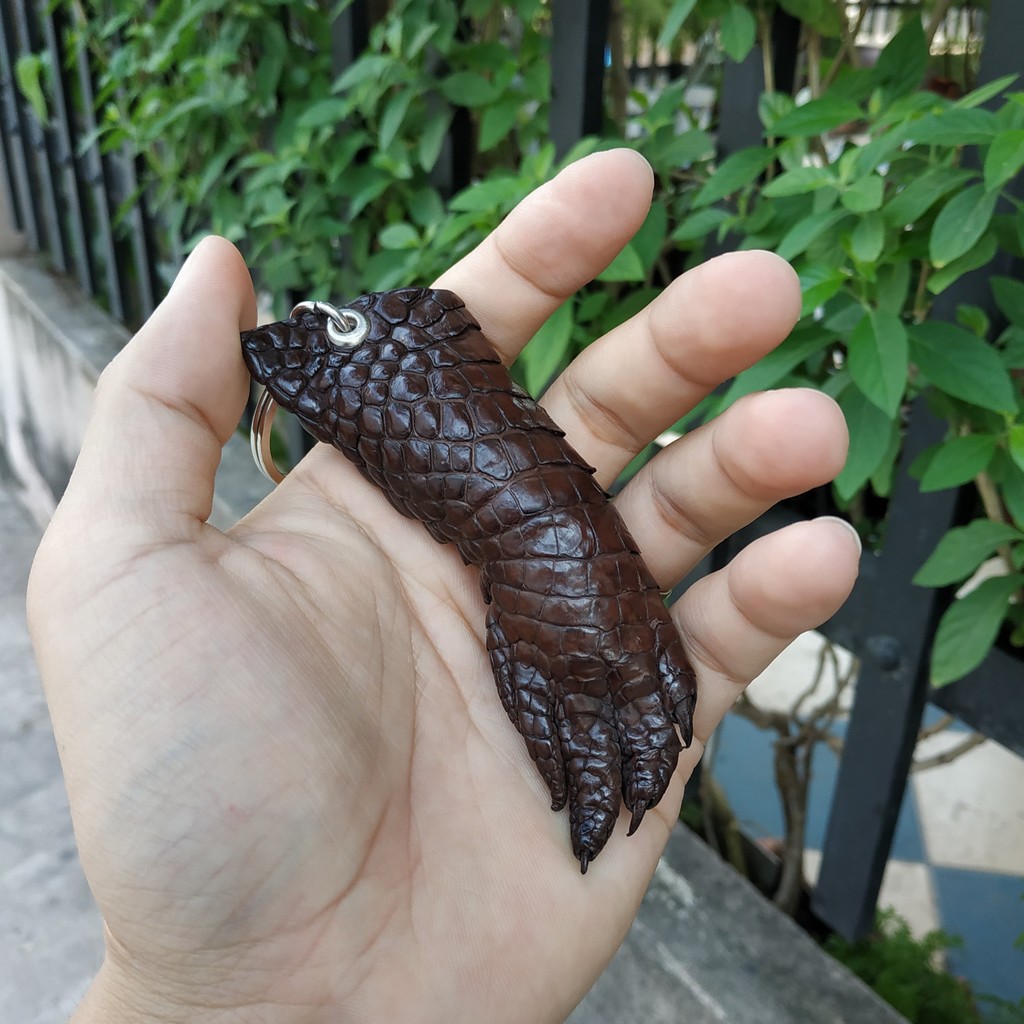 Móc khóa bàn tay cá sấu đẹp phong cách