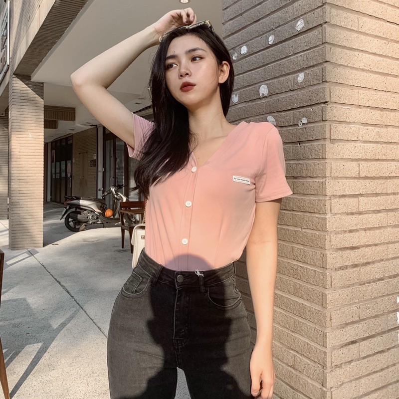 [100% GIỐNG ẢNH] Áo croptop cổ V tay ngắn đơn giản phối với quần ống loe tôn dáng | BigBuy360 - bigbuy360.vn