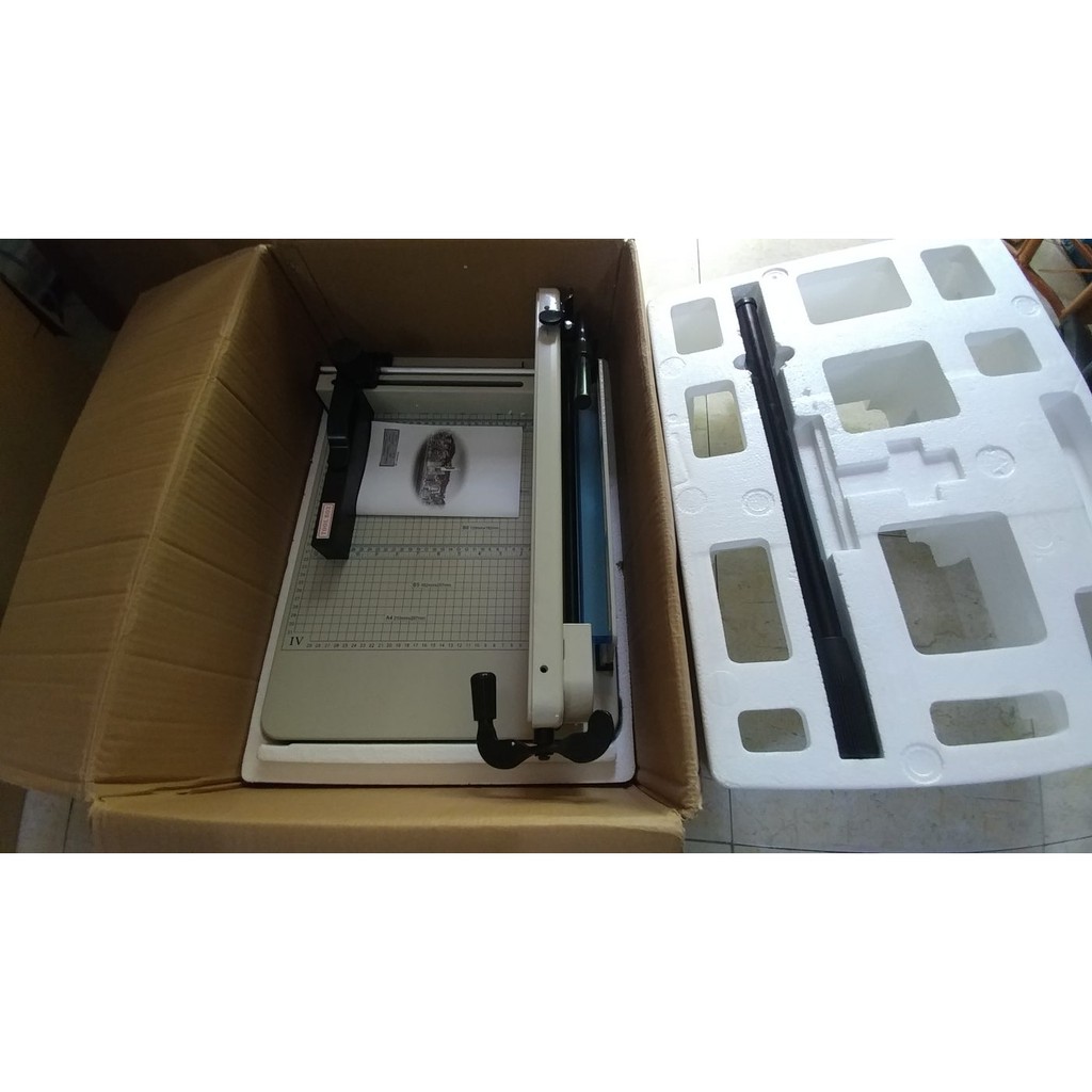 Bàn cắt giấy 858 A4 ( cắt được 400 tờ )