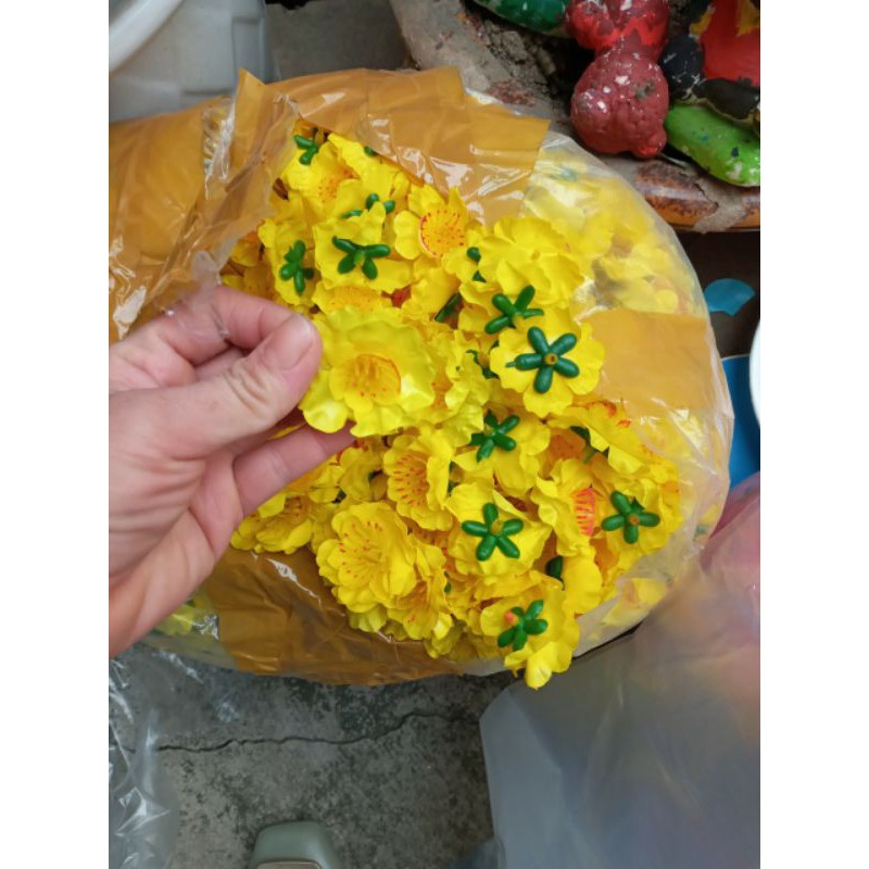 80 bông hoa mai trang trí nhà cửa tặng 1cái keo nến