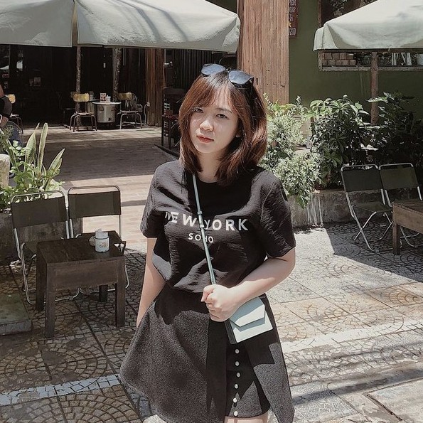 COCO SIN - Áo Lụa In Logo Đen New York Soho Cổ Tròn