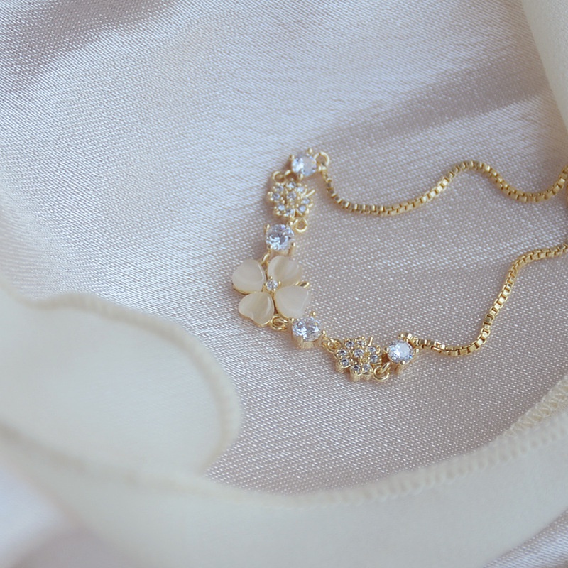 Vòng tay mạ vàng 18K đính đá zircon mặt hình cỏ bốn lá xinh xắn