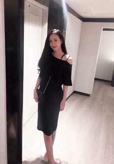 Váy xuông lệch vai