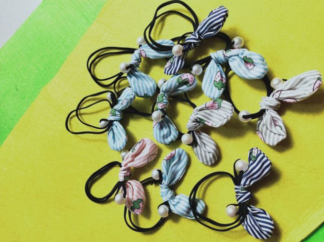 Combo 10 cột tóc tai thỏ mix hạt châu. Mẫu y hình nhe.. giá 65.000₫/10 cái. Hàng luôn có sẵn nha các bạn