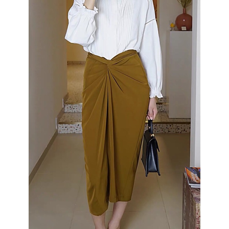 Chân váy lụa xoắn eo dáng bút chì xẻ tà giữa | BigBuy360 - bigbuy360.vn