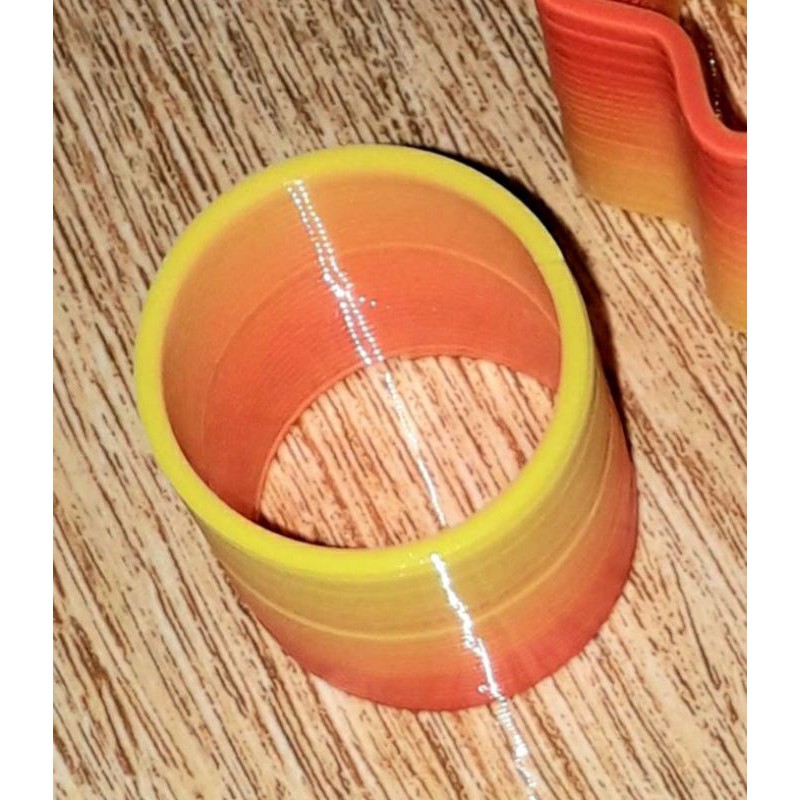 Một cái cầu vòng lò xo nhiều màu sắc loại 40mm bằng nhựa rất đẹp