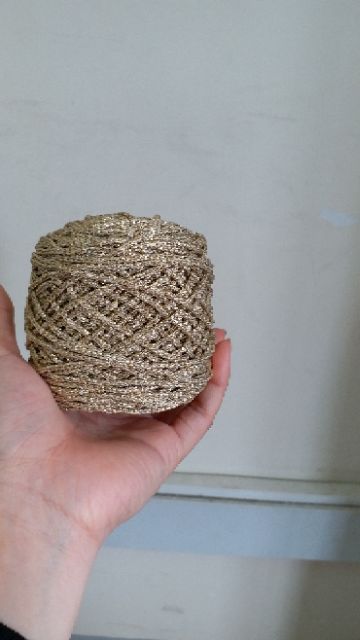 Sợi dệt kim tuyến cuộn tròn còn đỏ đô, vàng, xanh than