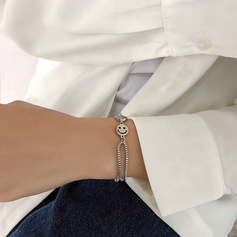 Vòng tay thép titan trang trí mặt cười trẻ trung năng động