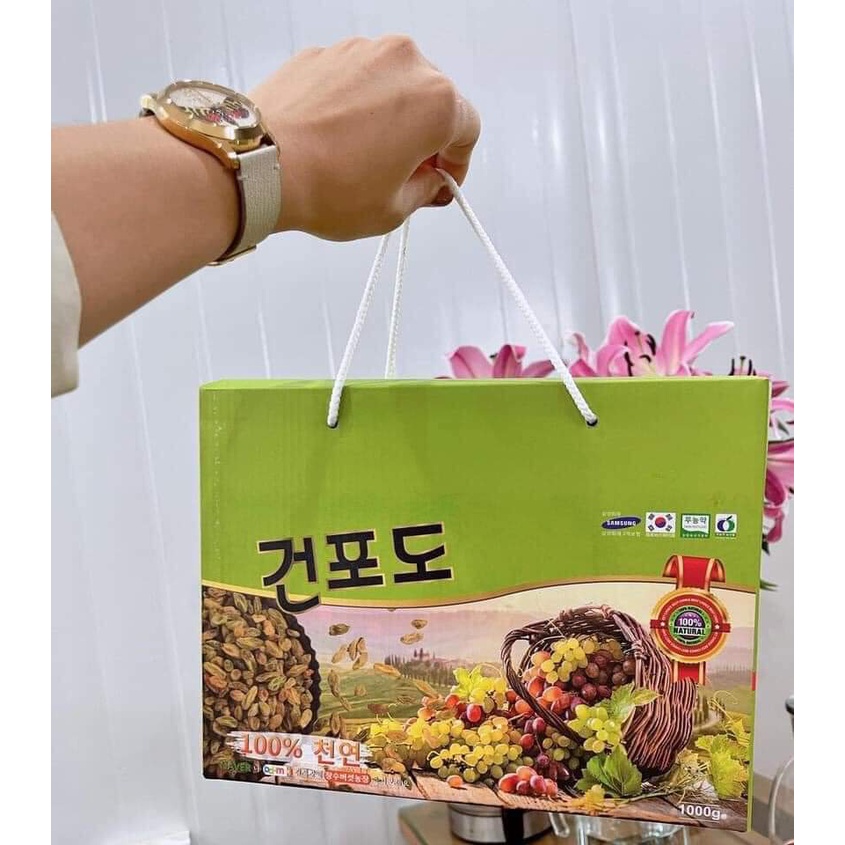 Hộp 1KG Nho Xanh khô Hàn Quốc,, Nho xanh khô dẻo, quà tặng sang trọng (TẶNG KÈM TÚI XÁCH)