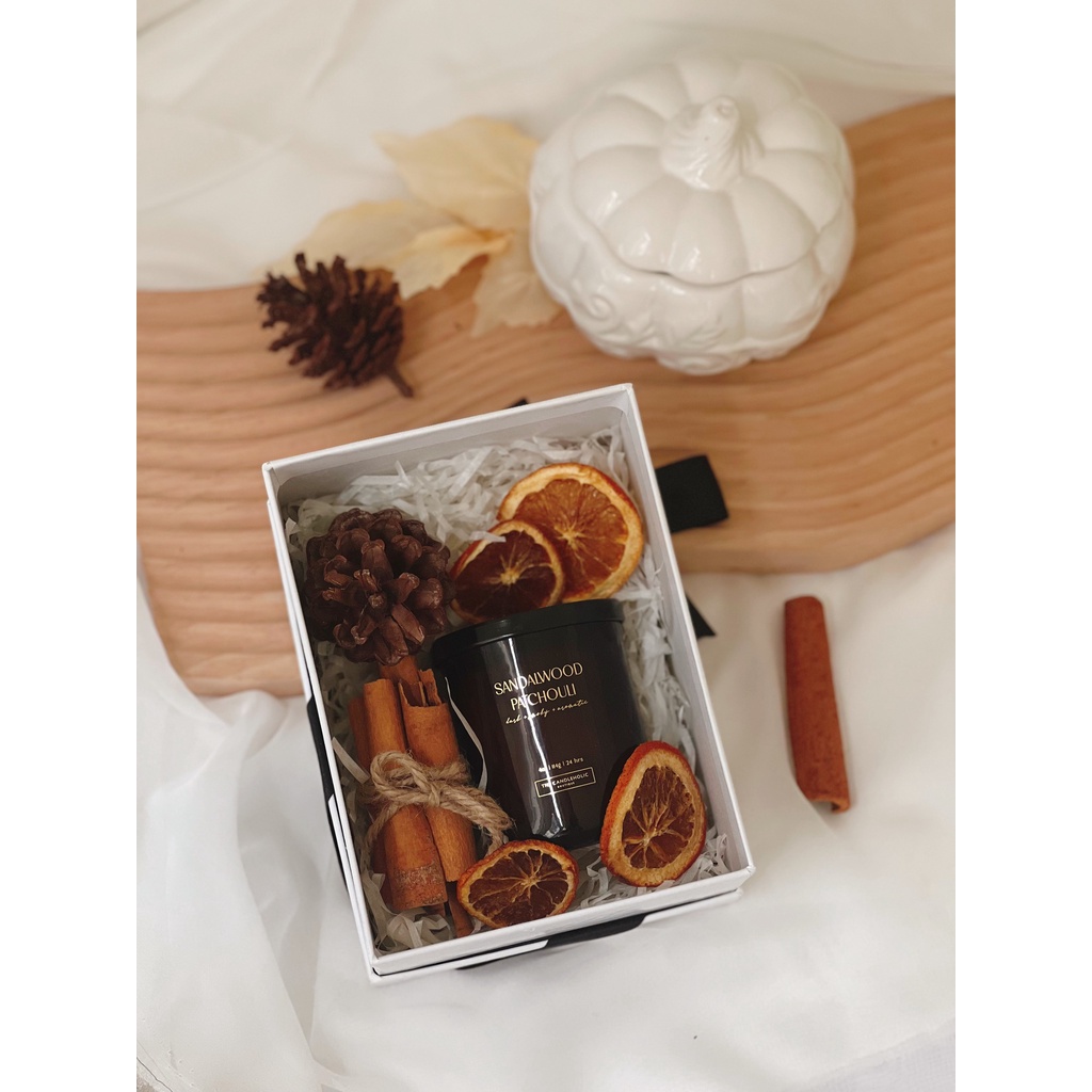 Nến thơm The Candleholic Sandalwood Patchouli 4oz hương gỗ và mưa rừng nhiệt đới