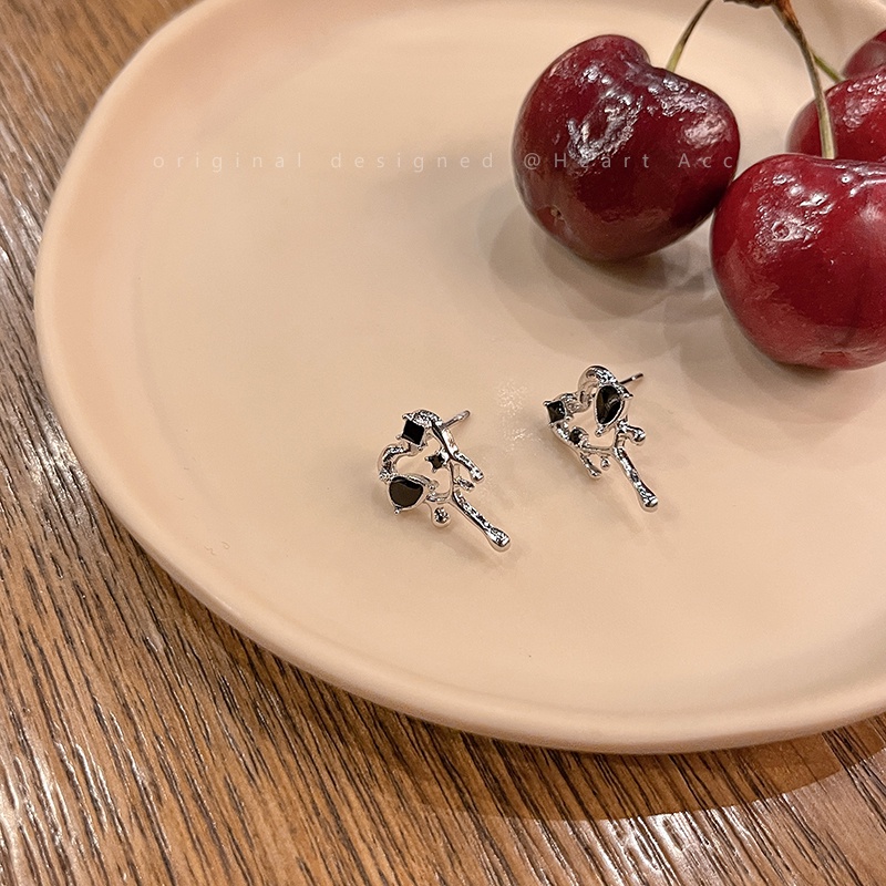 Khuyên Tai Hình Trái Tim Rỗng Cá Tính Thiết Kế Độc Đáo Kiểu Mới Cho Nữ