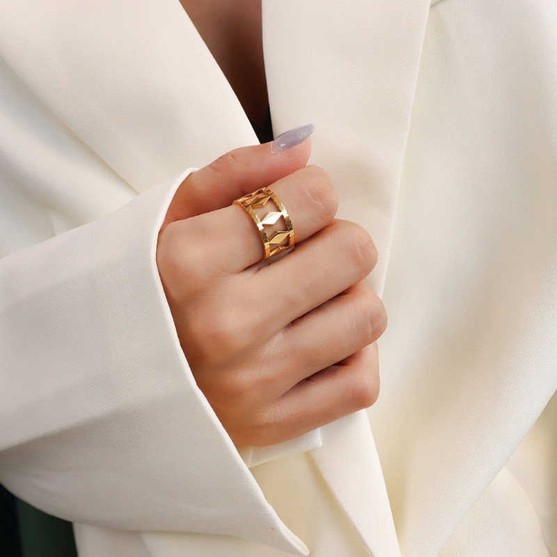 Nhẫn Nữ Hoa Văn Bản To Titan Ko Han Rỉ TT 3787