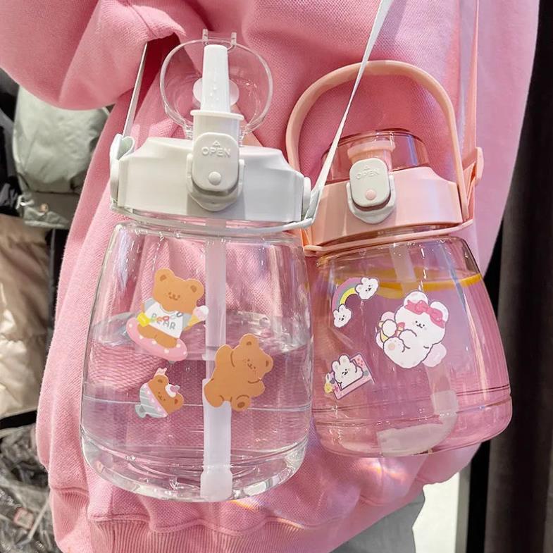 Bình nước cute nhựa, bình đựng nước có ống hút cho bé 1100ml tay cầm đỡ điện thoại Gym 34