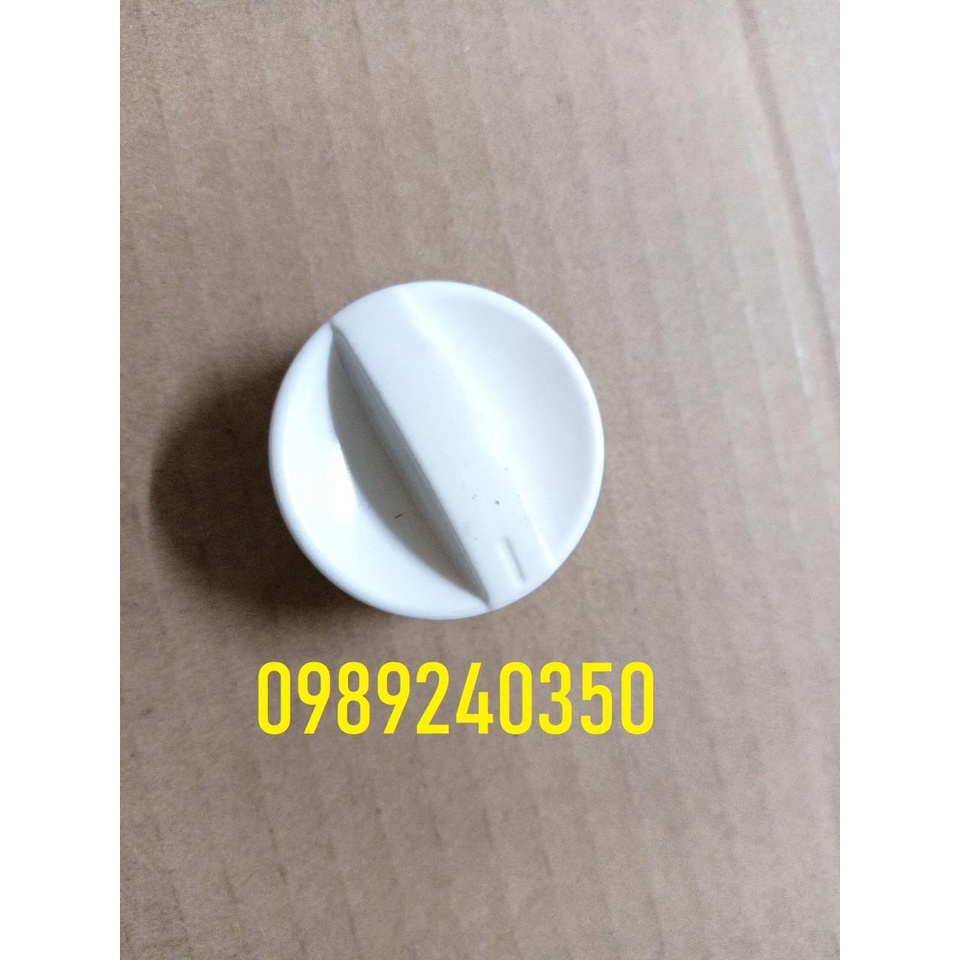 Núm vặn xoay lò vi sóng để điều chỉnh chế độ cho lò vi sóng cơ