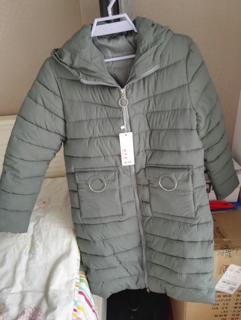 Áo phao nử dáng dài có mủ và 1 quả cầu lông