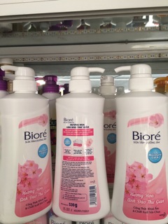 Sữa tắm Biore hương hoa thư giãn 530g
