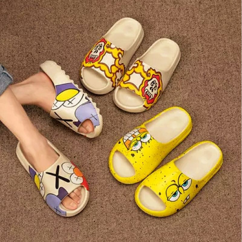 DÉP KAWS HỌA TIẾT CÓ LOGO - BAO XỊN