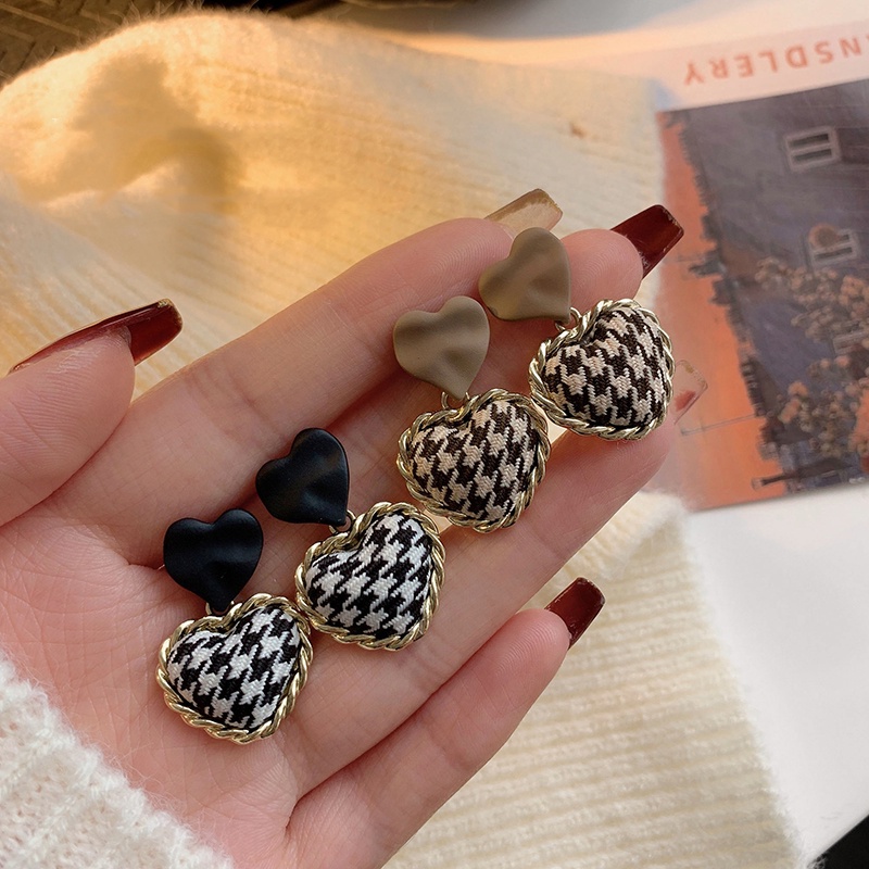 Khuyên tai thanh lịch có hình trái tim phong cách retro