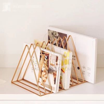 Kệ, giá đỡ sách báo, tạp chí tam giác sắt Bắc Âu decor trang trí  bàn học, tủ sách sang trọng - AM Decor