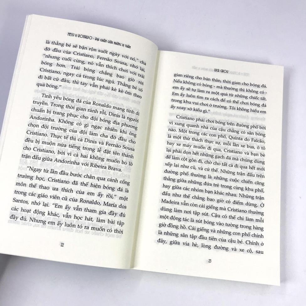 Sách - Messi vs Ronaldo đại chiến giữa những vị thần - THBooks