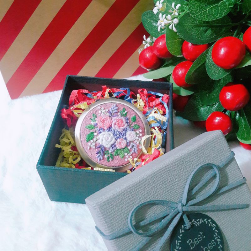 Gương thêu tay handmade