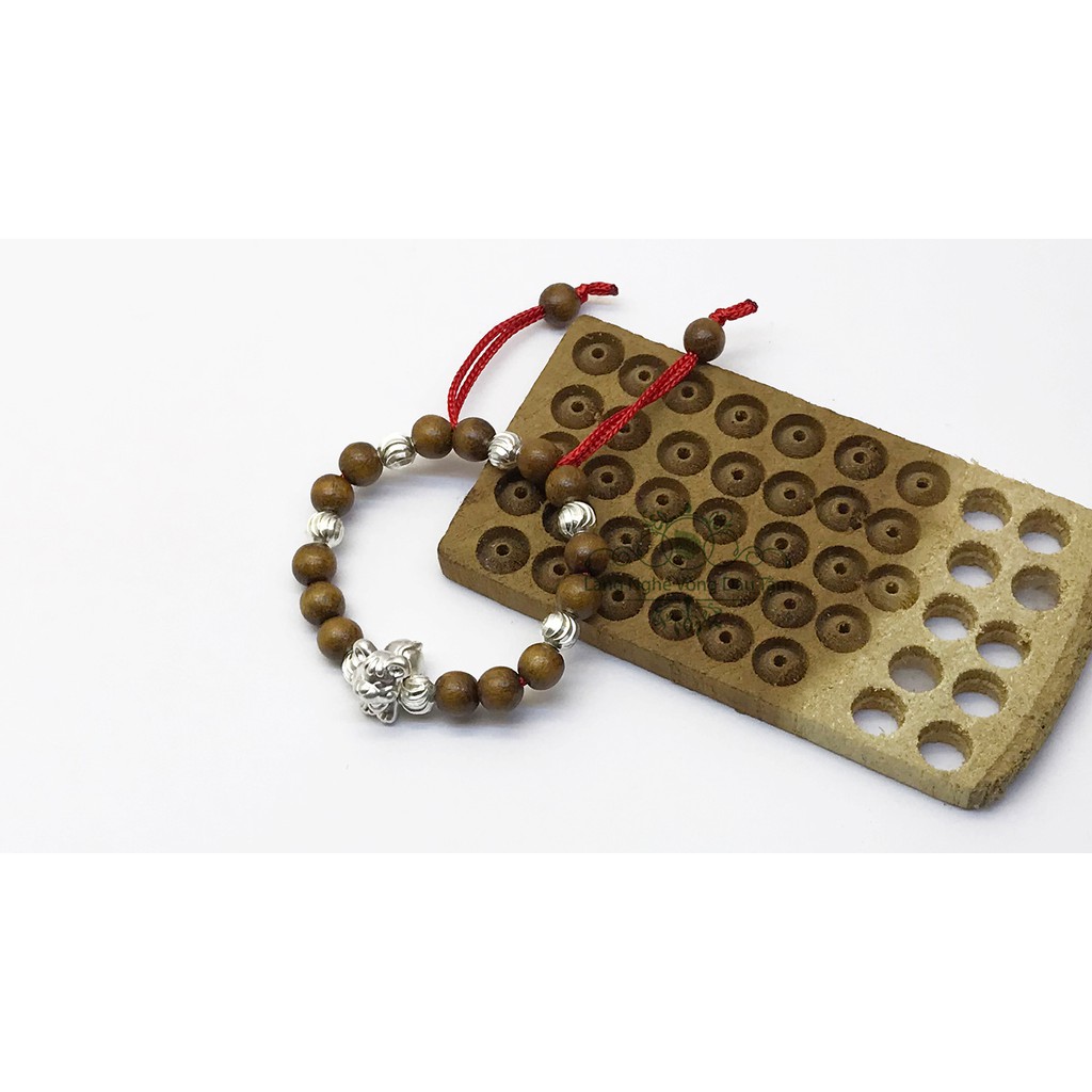 Vòng dâu tằm kết hợp bi bạc và con giáp dành cho bé, giúp bé không quấy khóc đêm