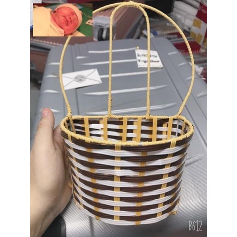Giỏ mây cắm hoa treo tường
