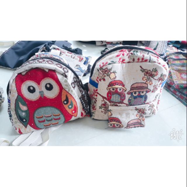 Ba lô cú thổ cẩm.