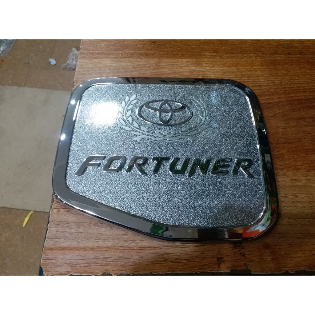 Ốp nắp bình xăng mạ crom xe Toyota Fortuner các đời 2006 đến 2015( Chỉ còn mẫu Bông Lúa)