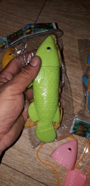 Một chiếc quạt hình cá bằng nhựa hình rất đẹp tặng kèm PIN