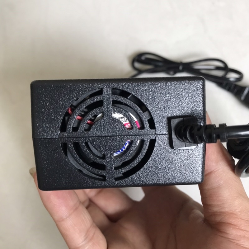 Sạc pin  Li-ion 12.6V-5A đầy tự ngắt , có quạt làm mát