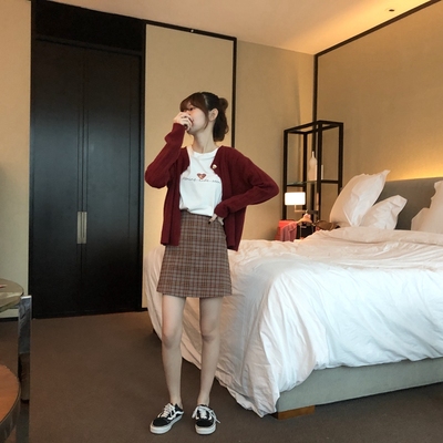 Áo khoác cardigan dáng ngắn phối nút hình trái tim ngọt ngào | BigBuy360 - bigbuy360.vn