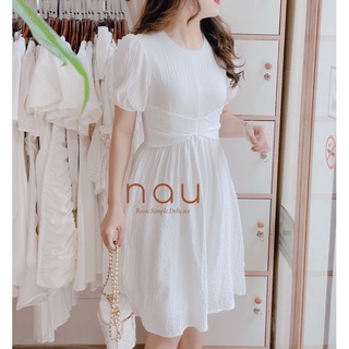 Đầm trắng đũi hạt nhấn eo