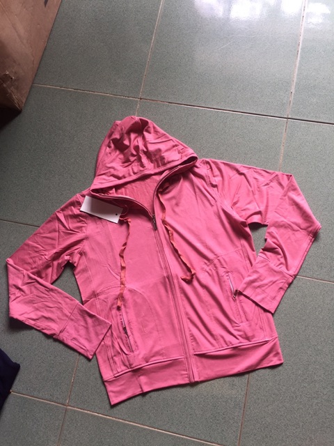 Áo khoác thun lạnh với 2 túi ngoài có dây kéo, 2 túi trong rộng. | BigBuy360 - bigbuy360.vn