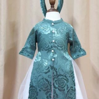 Áo dài cách tân lụa kèm mấn và chân xoè