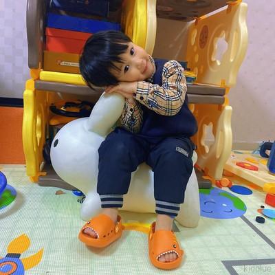 Dép Đi Biển Hình Cá Mập Dành Cho Bé