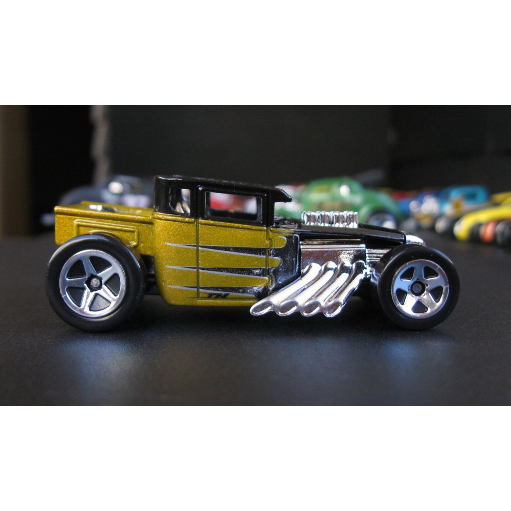 Xe mô hình Hot Wheels 1/64 Bone Shaker series 2010