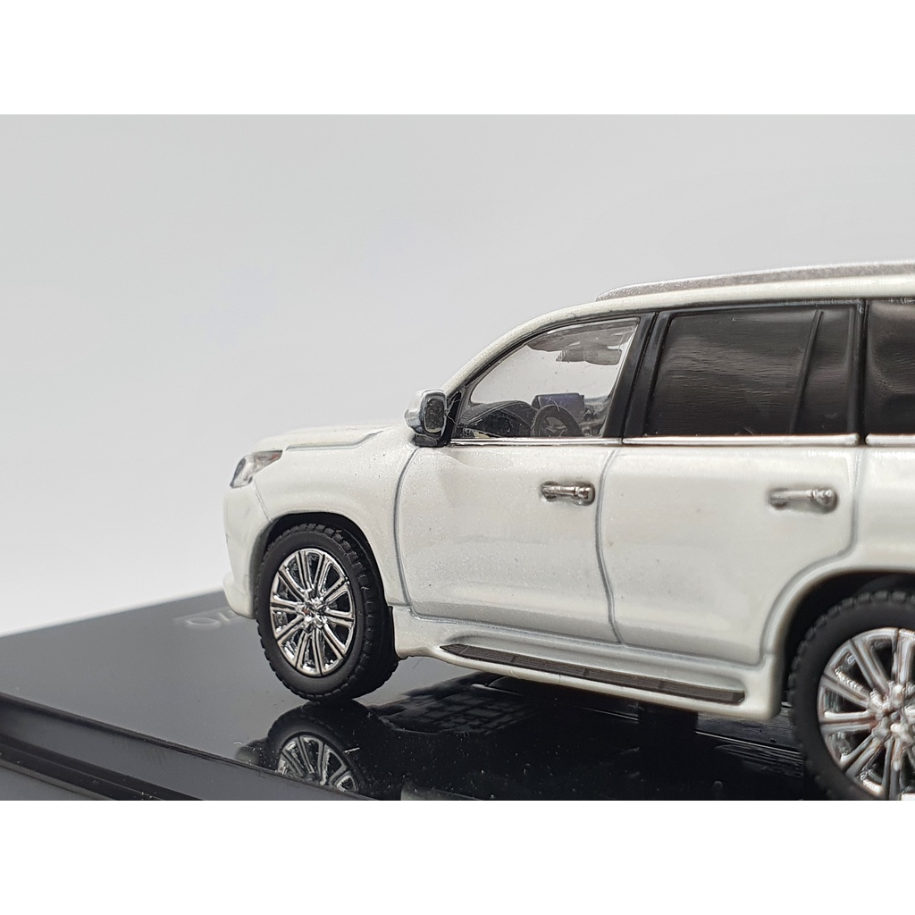 Xe Mô Hình Lexus LX570 Sonic Quartz 1:64 Kyosho (Trắng)