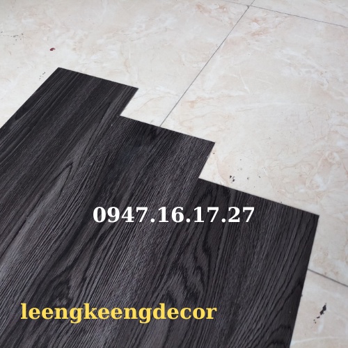 Miếng dán nền giả gỗ cho sàn nhà đẹp xinh keo sẵn tự dính màu đen nhựa nguyên sinh chống trơn chống xước hàng loại 1