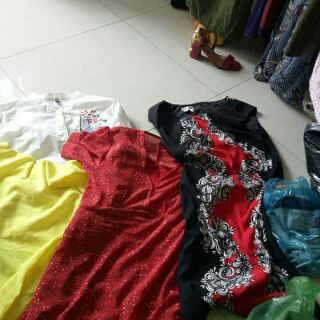 Bán 6 cái váy đủ fome đủ màu giá sale 310k. Chất ok. Váy đỏ size m. Váy xanh free size váy xanh thổ cẩm size l váy vàngm