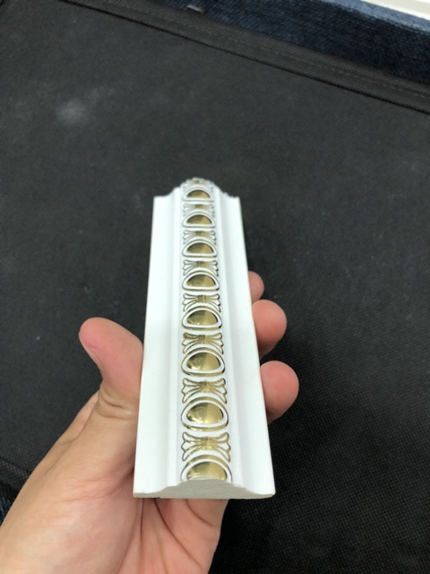 Chỉ nhựa màu trắng hoa văn vàng bản 4cm hoàn thiện bề mặt