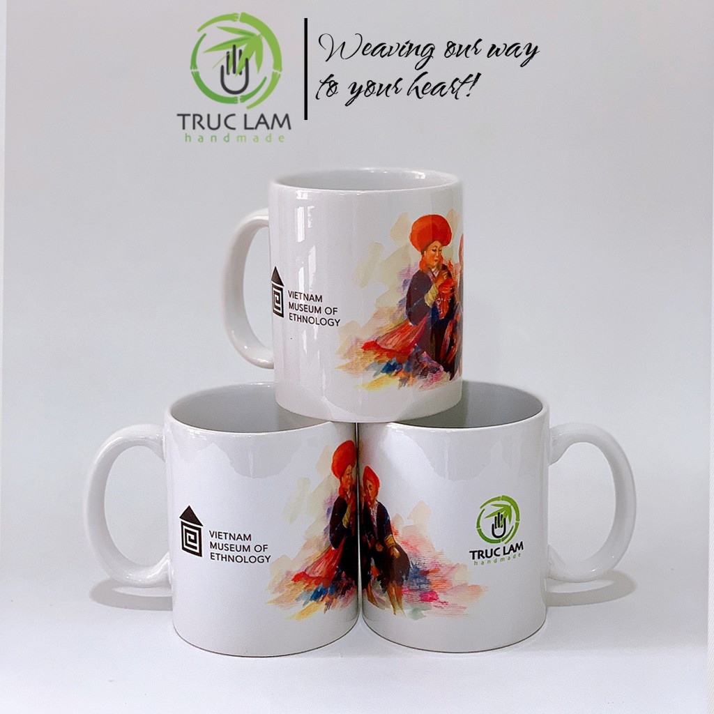 Cốc Uống Nước Có Quai Cầm Chất Liệu Sứ Bát Tràng In Hình 2 Cô Gái Dân Tộc Ngồi Thêu Vải Thổ Cẩm - Trúc Lâm Handmade
