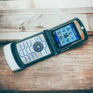 Điện thoại Motorola V3i màu bạc mới 99%