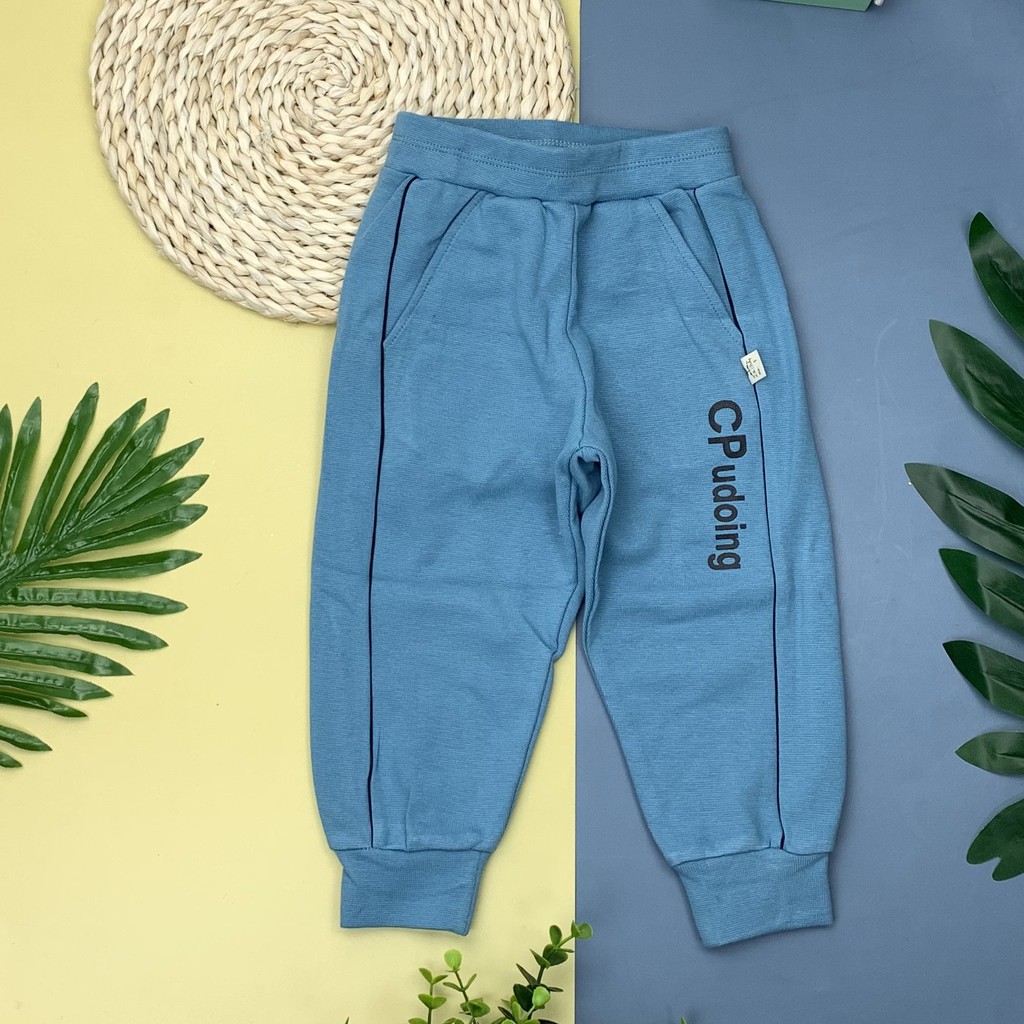 Quần nỉ bông bo gấu, có túi in chữ CP bé trai size 9-14T, cho bạn từ 26-41kg. Chất nỉ bông siêu ấm, dày dặn, đanh tay
