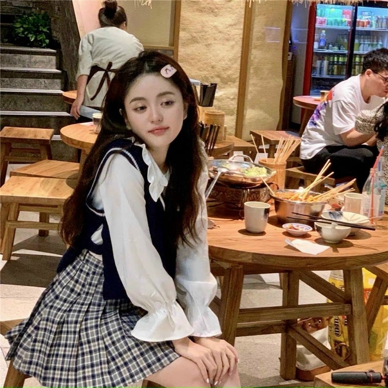 SET 3 MÓN: SƠ MI TRẮNG CỔ BÈO KÈM GILE NGOÀI + CHÂN VÁY CARO XẾP LY🧸