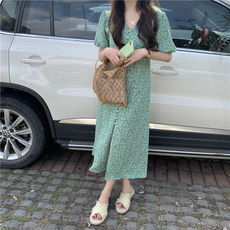 (HÀNG SẴN)Váy hoa nhí màu xanh lá retro cổ V cài dọc khuy xẻ tà style vintage Hàn Quốc mùa hè | BigBuy360 - bigbuy360.vn