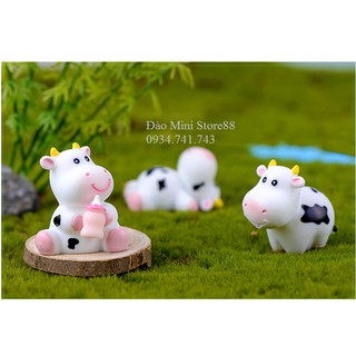 Bé bò sữa cute.