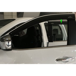 Vè che mưa Nissan Navara